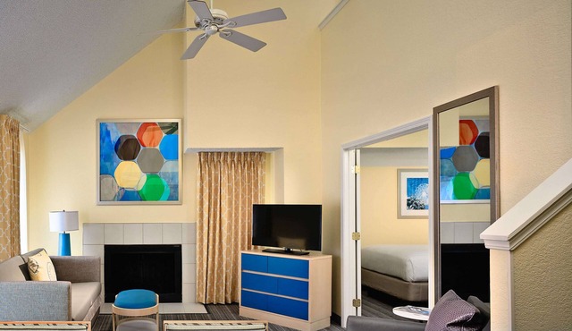 Great Find! 2 Comfortable Units, Kitchen, Free Parking