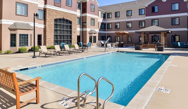 Great for Business Travelers! Pool + Gym