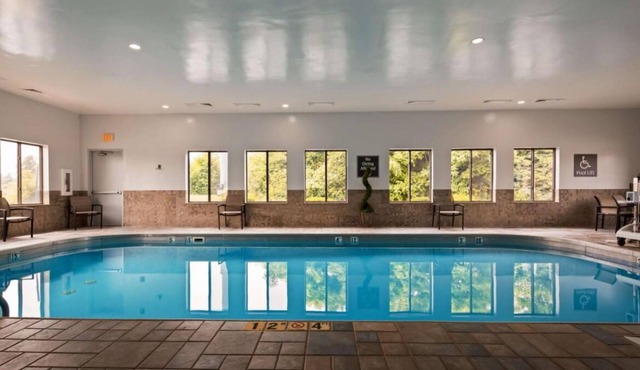 Great for Group Travel, 3 Serene Units, Free Breakfast, Free Parking, Pool