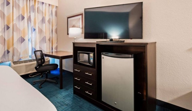 Great Location, 2 Amazing Units w/Free Breakfast Near Wheeling Heritage Port