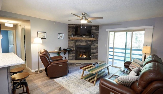 Ground Floor Slopeside unit – Walk to Timberline Mountain ski lifts and lodge!