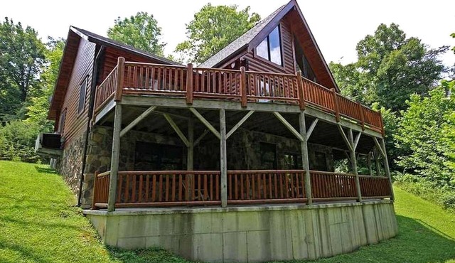 Group Spacious Cabin with Hot-Tub and Picnic Areas in Ohio