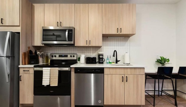 GYM+HULU+PARKING Near Universities|UPMC|SHOPPING