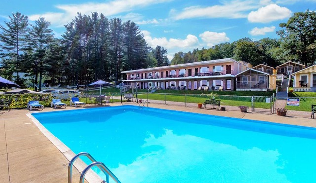 Half Moon Motel & Cottages