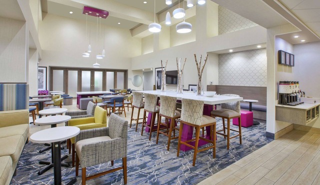 Hampton Inn & Suites Oakwood Village-Cleveland