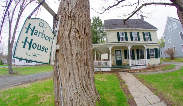 Harbor House: Sleeps 20, Fireplace, 2 TVs, 2 kitchens, walk to restaurants/bars