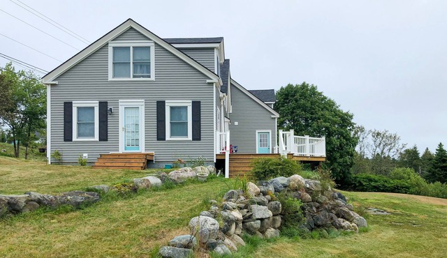 Harbor-view home with beautiful yard & deck - walk to Jasper Beach