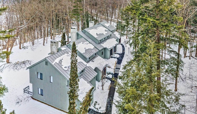 Hartford Escape w/Fire Pit ~ 3 Mi to Ski & Golf!