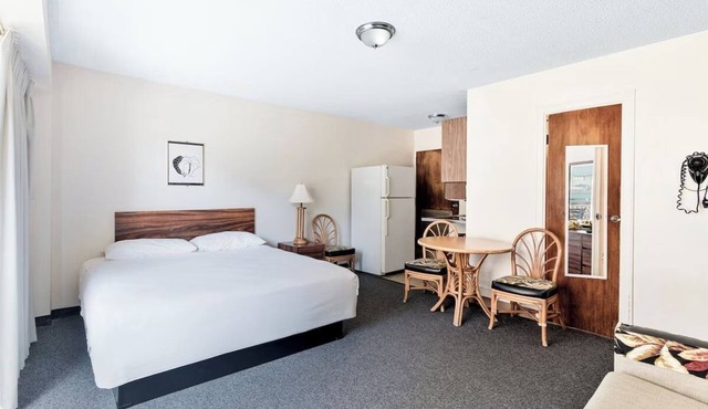 Hawaiian Escape: Comfortable Studio w/Kitchen and Pool – Heart of Waikiki