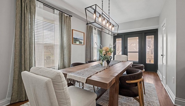 Heights At Hyde Park Home - Walk to Nelson + Streetcar + Parking!