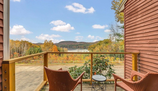 Hidden Gem! Large 3BR Condo, minutes to Pleasant Mtn! 40 Minutes to Sunday River