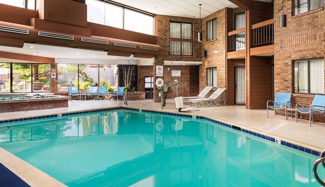 Hideaway in Park City! Indoor Pool, Free Breakfast, Free Shuttle, Pets Allowed!