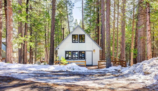Hike, Fish & Explore: California Cabin w/Deck!