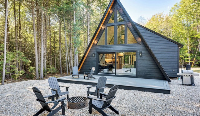 Hike, Ski & Explore: Serene Danbury Cabin w/Sauna