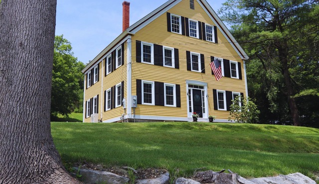 Hillside Haven: Luxe Farm Escape with 5BR - 2 King Bed - 2 Full Bath - Sleeps 10