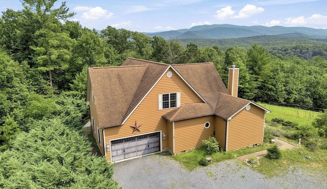 Hilltop Villa with exceptional views, game room, starlink, 90 minutes to DC