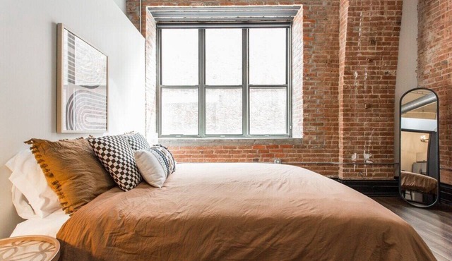 Hip Downtown Loft Walk to River Market and DT
