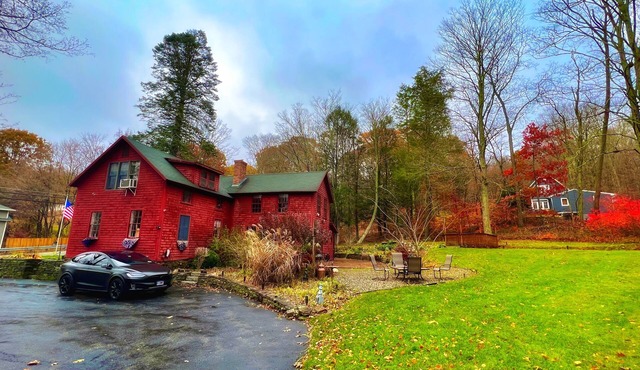 Historic 4 Bedroom Luxury Cabin with Private Waterfall & Lake Access