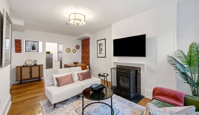 Historic Beacon Hill Charm: Modern Apt w/Patio, High-Speed WiFi, Steps to Cafes and Boston Commons!