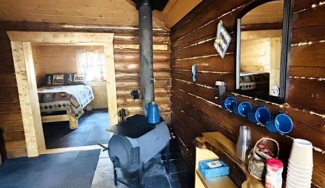 Historic Cozy Off-Grid Cabin with Creekside Steam Sauna near Log Cabin Creek, Tok, Alaska