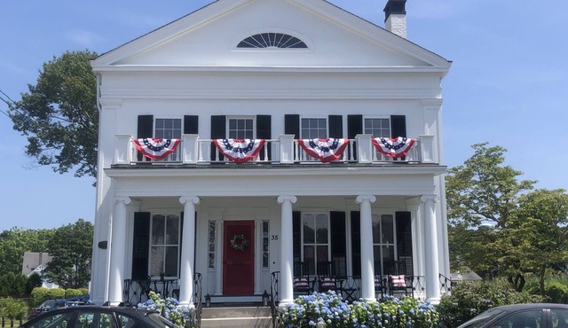 Historic home in downtown Mystic-1 block from green, river, shops & restaurants