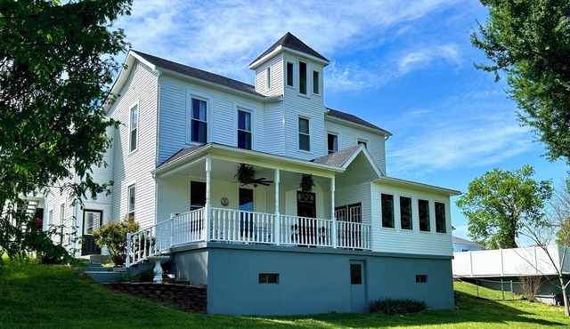 Historic Luxury Estate, Pool/Hot Tub, Retreat 45 min. to Louisville