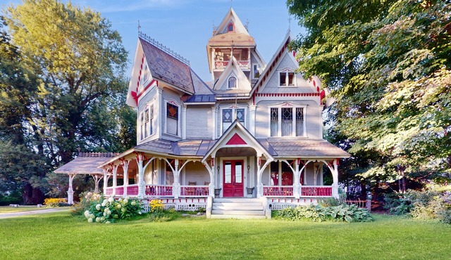 Historic mansion, pool table, ping pong, wifi, w/d, gazebo, porch, TVs, views