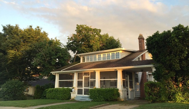 Historic Waterfront Home with Chesapeake Bay View. Sleeps 9. Close to the Beach