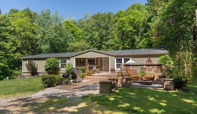 Hocking Hills Getaway w/Hot Tub, Sauna & 20 Private Acres. Pet-Friendly!