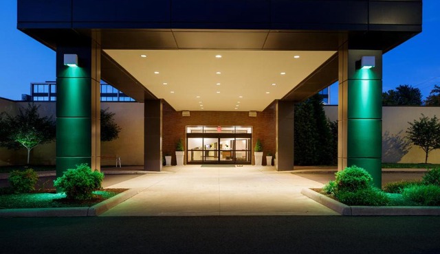Holiday Inn and Suites Charleston West by IHG