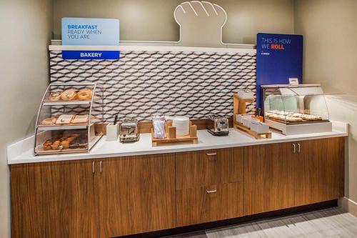 Holiday Inn Express & Suites Great Bend by IHG