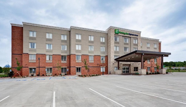 Holiday Inn Express & Suites Manhattan by IHG