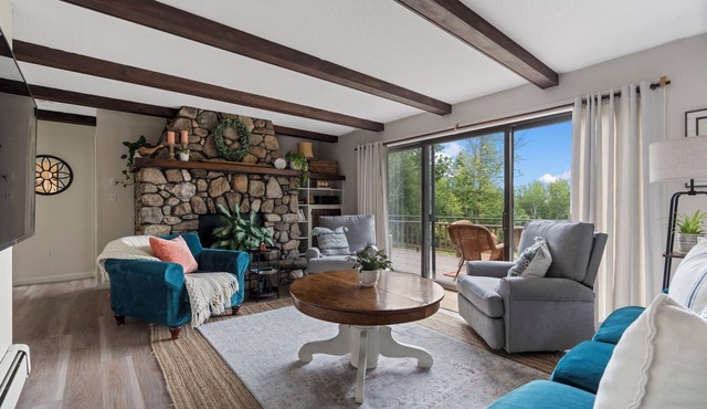Home Away from Home with Mountain Views over Oxford Hills