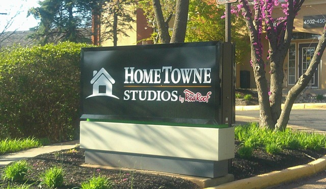 HomeTowne Studios by Red Roof Chantilly