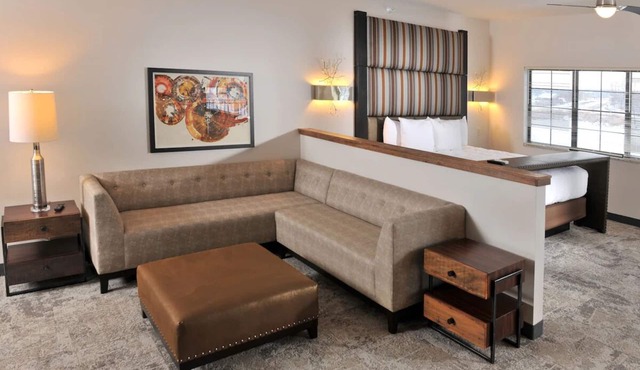 Homey Lodge Near KC: Comfy Rooms With Kitchen & Cozy Living Space