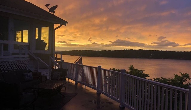HoneyCreekRetreat (Waterfront Entertainment, Dock)
