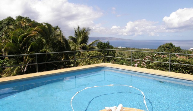 Honeymooner's Delight, Private Pool & Property,Ocean Views, close to beach.