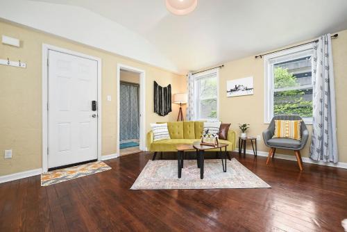 HostWise Stays - Block to AGH - King Bed, Free Off Street Parking