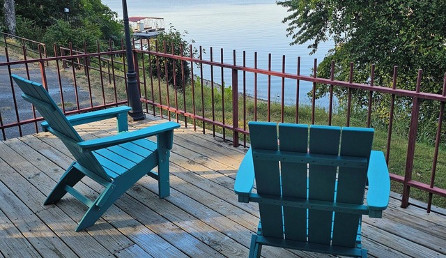 Hot tub, boat dock and lakeside with this snug cabin. TINY BEDROOMS