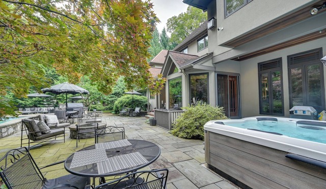 Hot Tub, Gym, Game Room! Luxe Estate in Longmeadow