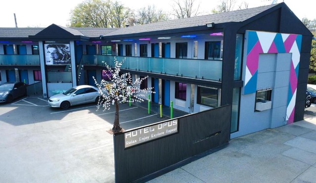 Hotel OPUS Bronx Near Bay Plaza Mall