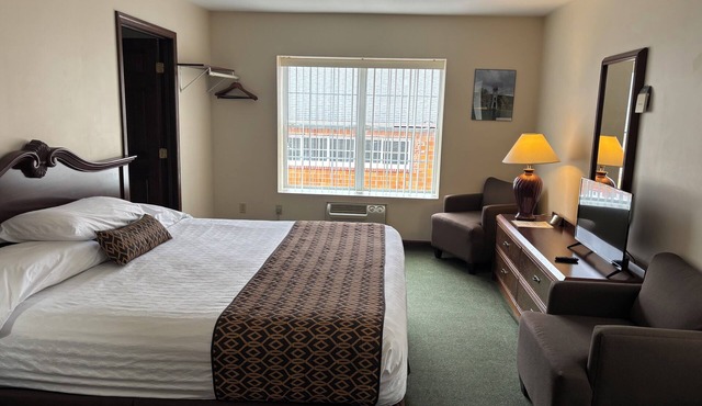 *Hotel Pratt in the heart of Cooperstown New York* KING BED