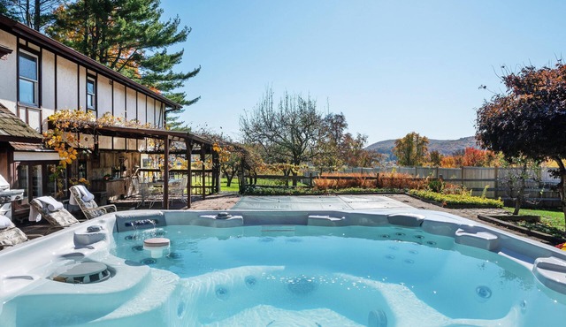 House Nestled Bet Vineyards/Pool, Sauna and Spa