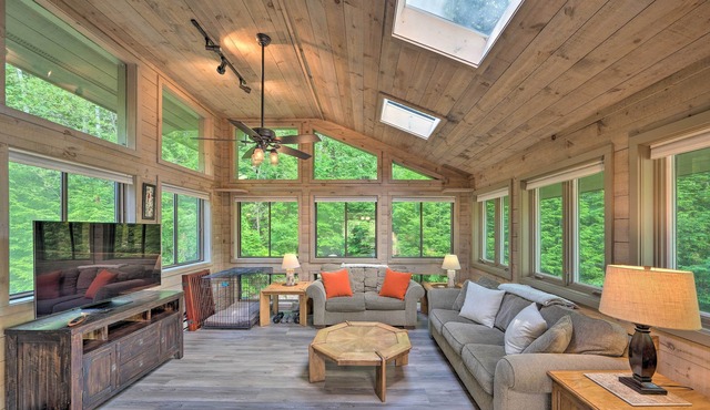 House w/Balcony ~ 5 Mi to Cranmore Resort!
