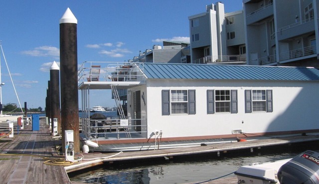 Houseboat in Boston Harbor Wifi A/C/Heat Be rocked to sleep