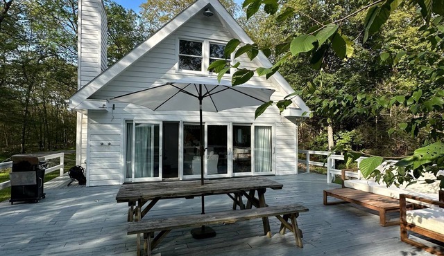 Hudson NY Country Cottage, Fireplace, Pond, Hot Tub, NYC 2hrs
