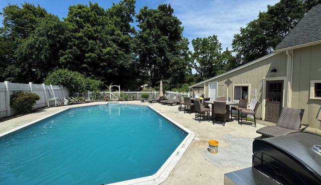 Huge Spacious 7-bedroom house with WiFi, AC and a Pool in wonderful Norwich