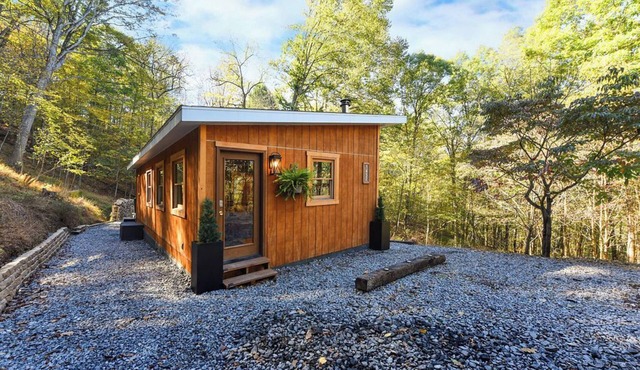 Hungry Hollow Hideaway - Luxury Cabin on Private Acreage