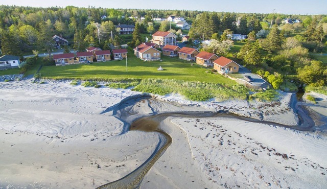 Hunts Point Rustic Coastal Retreat with King Bed in Hunts Point