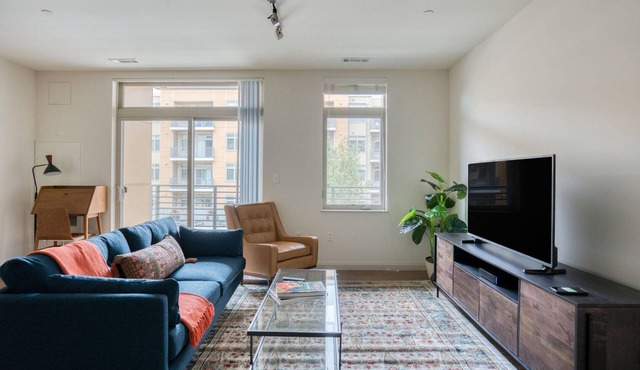 Ideal Waltham 2BR w/Gym & W/D, near Restaurants, by Blueground